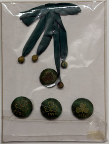 4 buttons and a satin bow on white card, 1920
