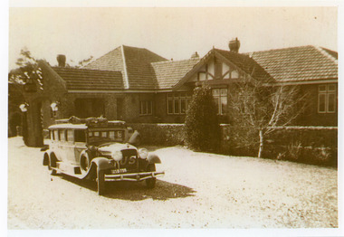 Photograph, Mount Dandenong Hotel with Blue Dandenongs Service Car