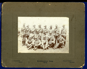group soldiers posing