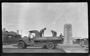 unloading ute, les chandler_a00220.tif