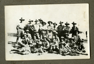 soldiers posing in group, robertson thomas095.tif