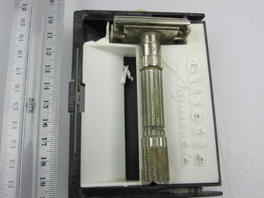 Razor (In plastic case - no lid)