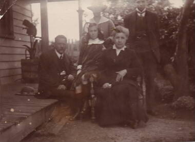 Photograph, Williams Family in Sunbury, c1910 - 1920