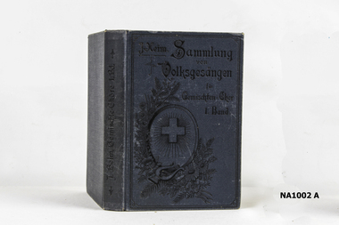 Dark blue hard cover book printed in German.