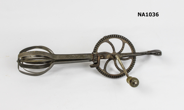 Manual egg beater
