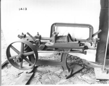 Belt driven power hacksaw or metal cutting saw