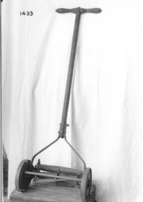 Simple pushable hand mower with wooden handles