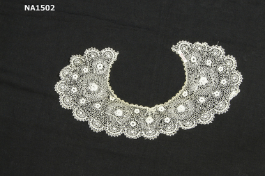 Fine cream cotton lace collar with scalloped edges.