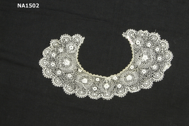 Fine cream cotton lace collar with scalloped edges.