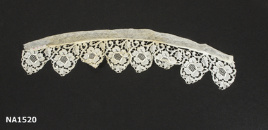 Lace piece consisting of 8 points