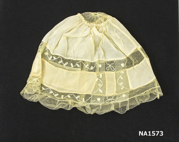 Cream boudoir cap made of fine tulle and silk. 