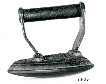 'Goffing iron' similar to a small flat iron but with a curved base. 