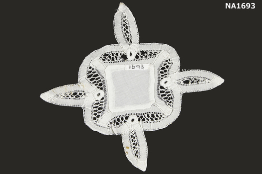 Small white doyley with four points.