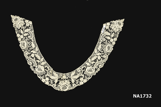 Collar of cream silk lace 