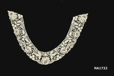 Collar of cream silk lace 