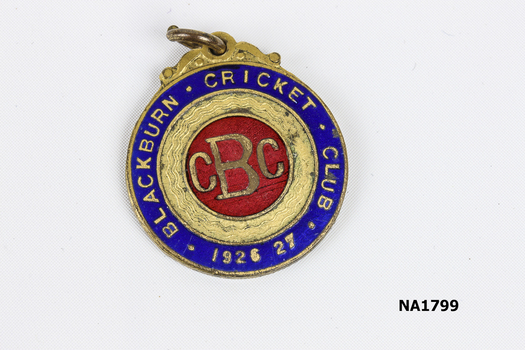 Medal with a dark blue edging and a red centre