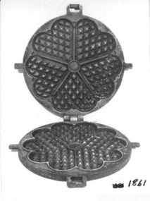 Round iron double sided waffle maker. 