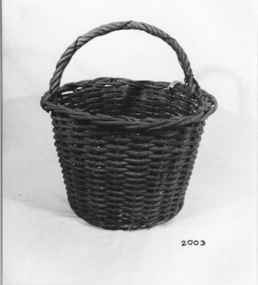 Round basket with a carrying handle. 