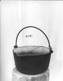 Large cast iron cooking pot 