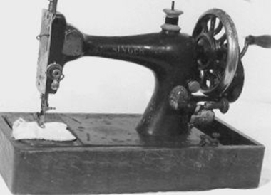 Vibrating shuttle Singer sewing machine