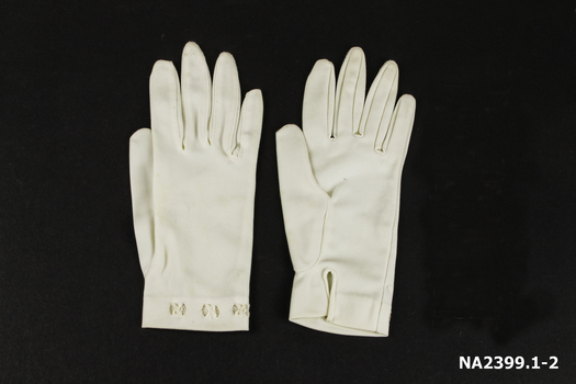 Pair of cream nylon short gloves 