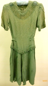 c 1930s Green floral patterned short sleeved street dress.