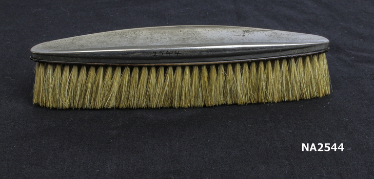 Oval silver plated / electroplated deco clothes brush.