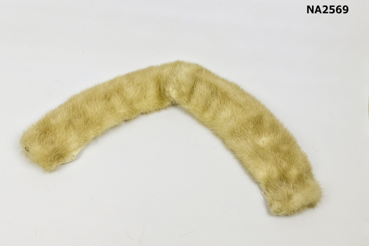 Cream and pale brown mottled fur collar