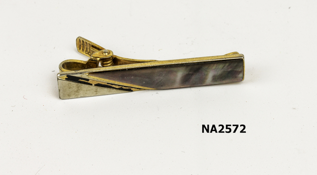 Thin rectangular gilt tie clip.