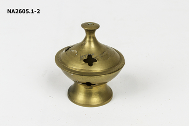 Small brass round ornament with lid. 