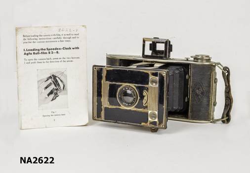 Black folding bellows camera.AGFA 127. Folds back into a narrow case with handle. Instruction book included.|Agfa - Bilinar lens