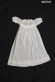 Baby's bonnet made of cream silk 