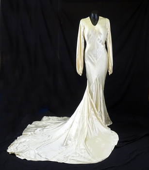 1936 Cream satin dress with a V neck (front)
