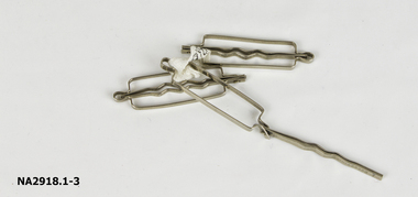 5 cm metal frame with two prongs in centre.