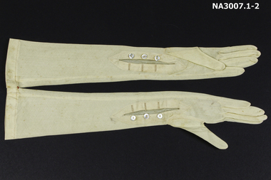Cream lisle gloves. 