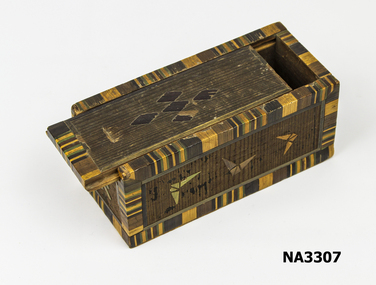  Oblong box of balsa wood and sliding lid