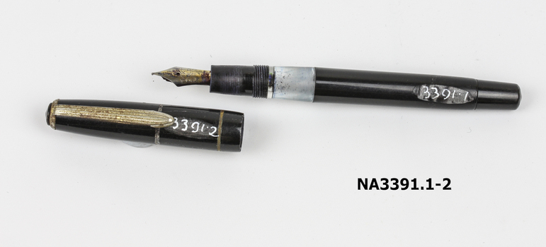 Black bakelite pen of two parts, barrel and lid. 