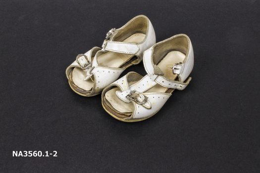 White leather upper tee bar sandal