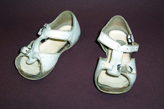 White leather upper tee bar sandal
