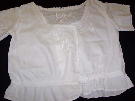 1914 short bodice, fuller at front, short sleeve