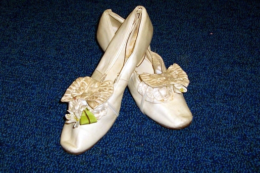 1886 cream kid with ribbon bow on front with apple blossom