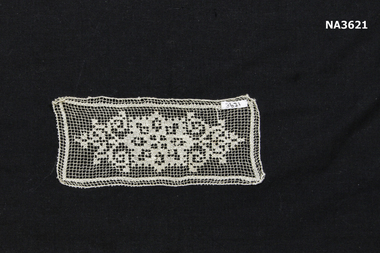 Oblong doiley. 
