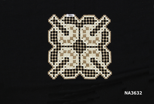 A square mat with squared scalloped edges