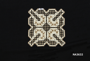 A square mat with squared scalloped edges