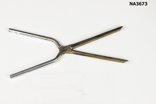 Steel curling tongs, one centimetre diameter.
