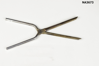 Steel curling tongs, one centimetre diameter.