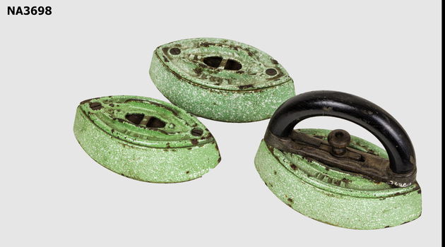 Flat enamelled iron