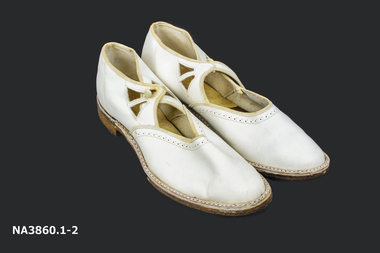 White leather flat shoes with straps 