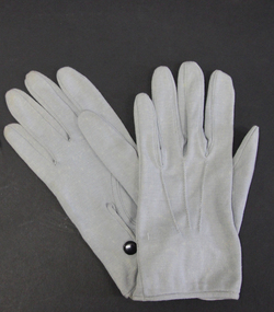 One pair male grey gloves size 6 featuring black press clip and 3 darts on front.