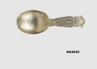 Metal tea scoop of EPNS.